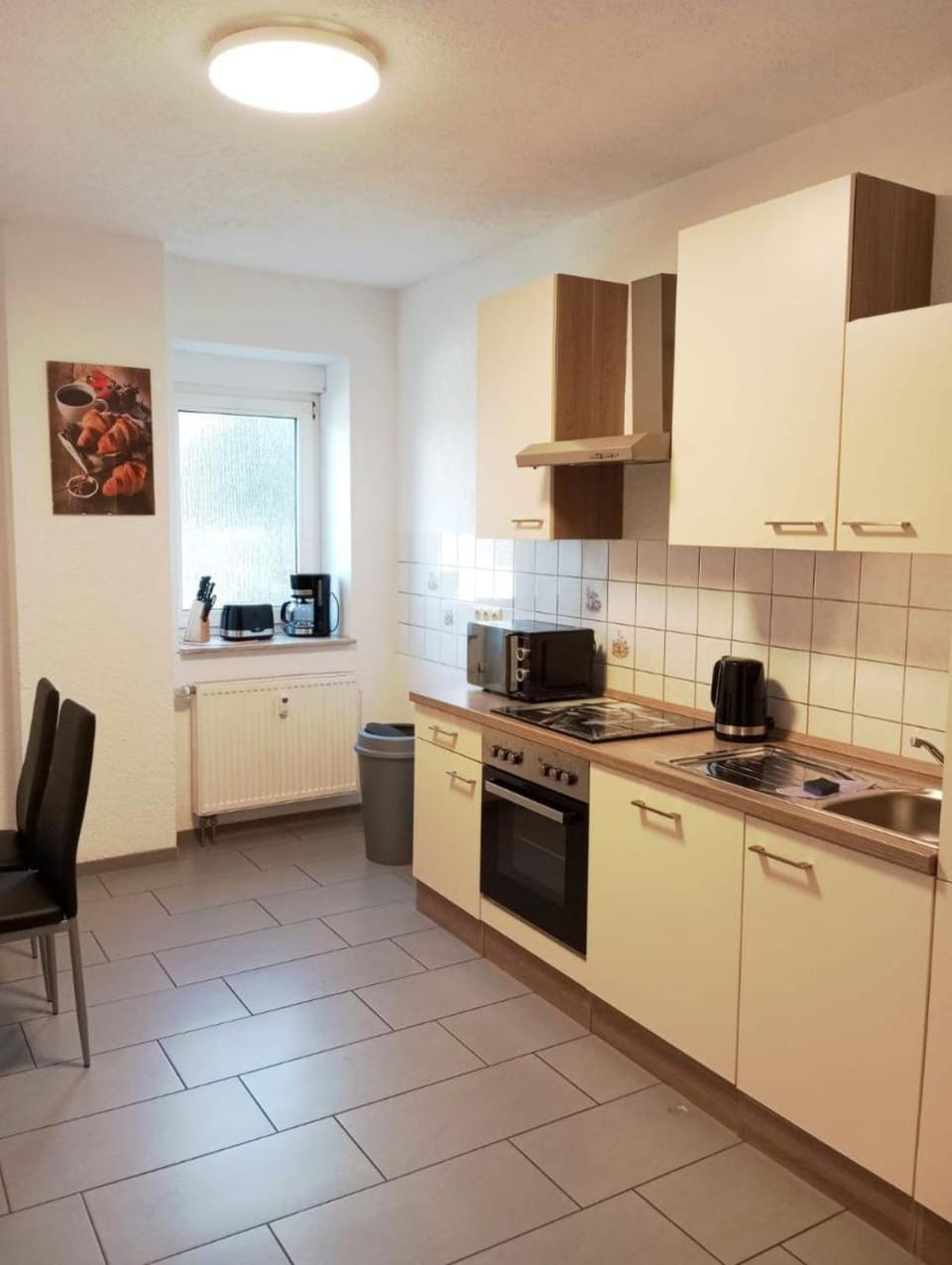 Coffee/tea facilities, Kitchen or kitchenette, Kitchen or kitchenette, Seating area, Dining area, dishwasher, microwave, stove, toaster