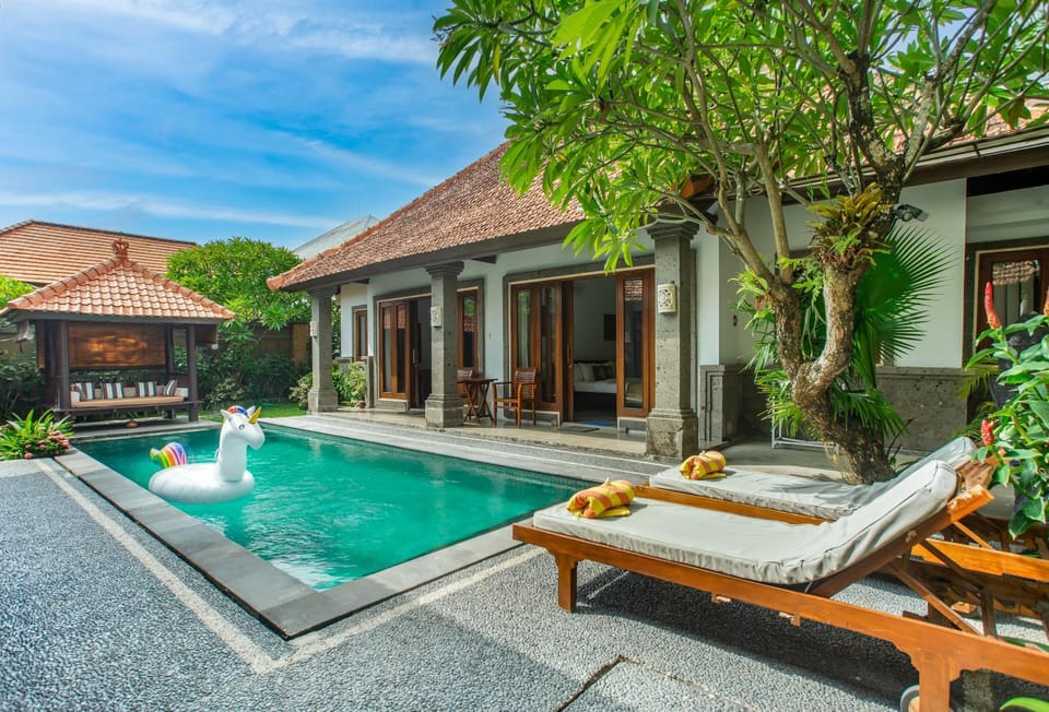 Property building, Patio, Day, Natural landscape, Garden, Garden view, Pool view, Swimming pool, sunbed