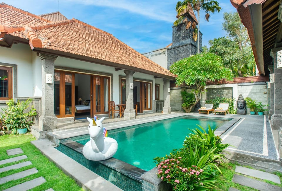 Property building, Patio, Spring, Day, Garden, Garden view, Pool view, Swimming pool, sunbed