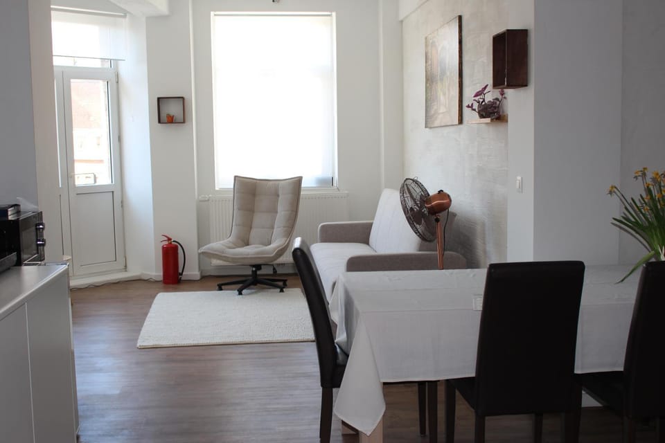 TV and multimedia, Living room, Seating area, Dining area