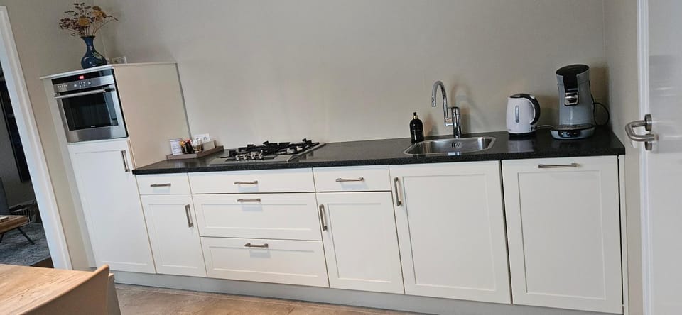 Coffee/tea facilities, Kitchen or kitchenette, dishwasher, stove