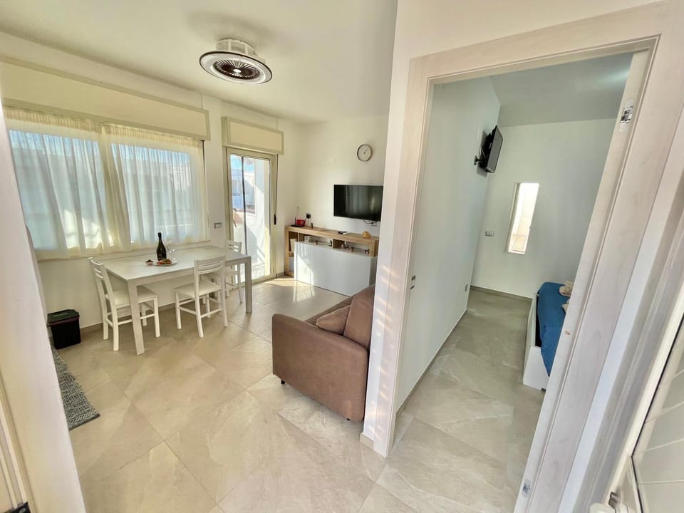 Communal lounge/ TV room, Dining area