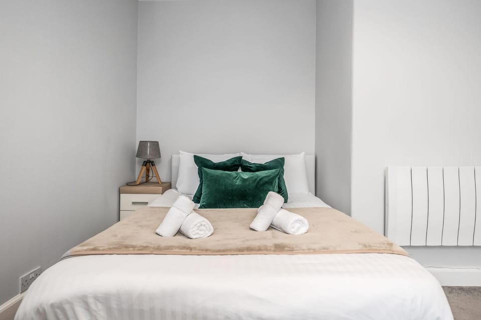 Bed, Bedroom, towels
