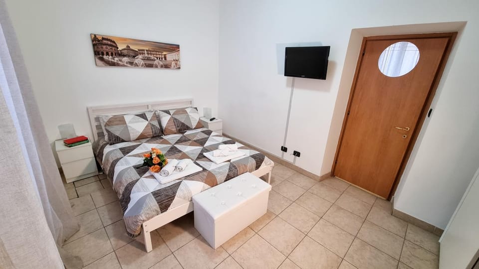 Bed, TV and multimedia, Photo of the whole room, Bedroom