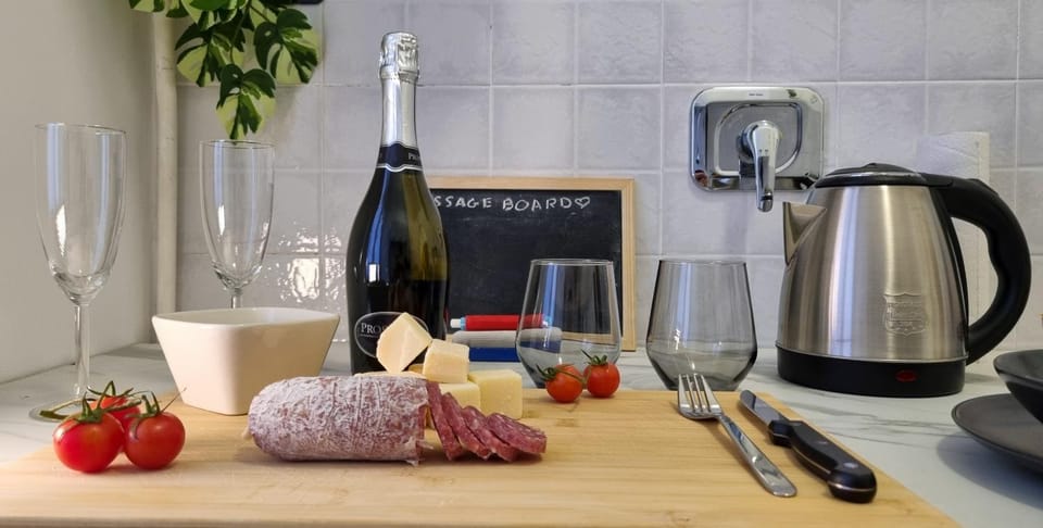 Coffee/tea facilities, Food and drinks