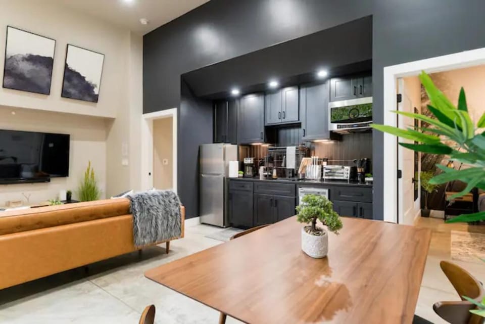 Kitchen or kitchenette, Dining area, pet friendly