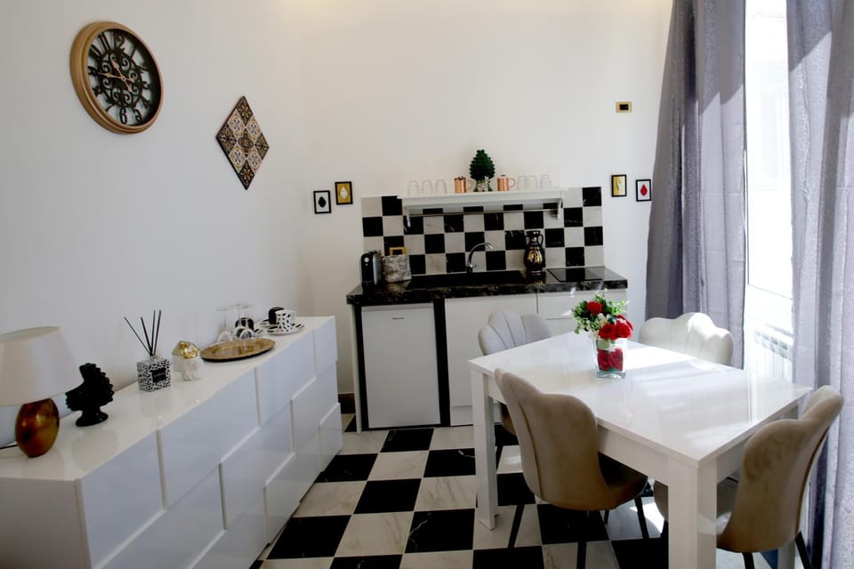 Kitchen or kitchenette, Dining area, stove