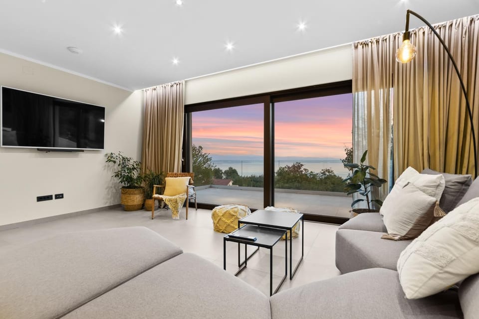 Communal lounge/ TV room, Natural landscape, TV and multimedia, Living room, Seating area, Evening entertainment, Sea view