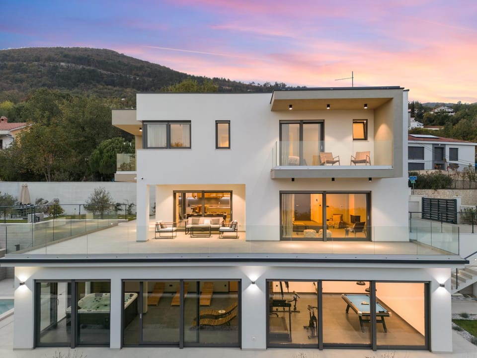 Property building, Natural landscape, Balcony/Terrace, Mountain view