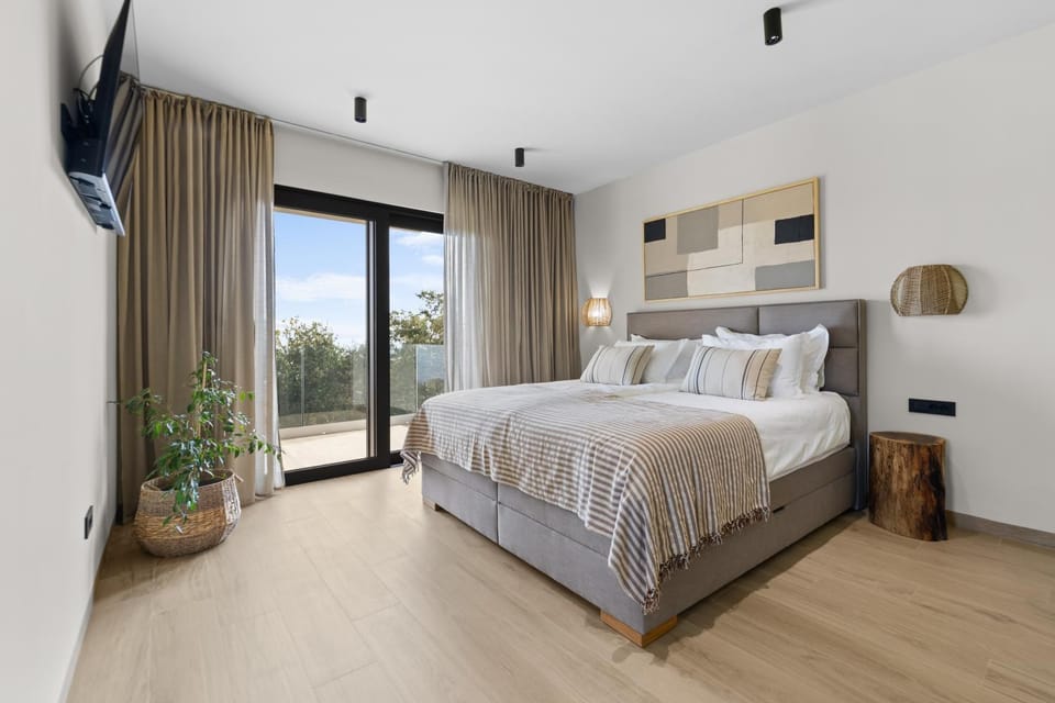 Bed, TV and multimedia, Bedroom