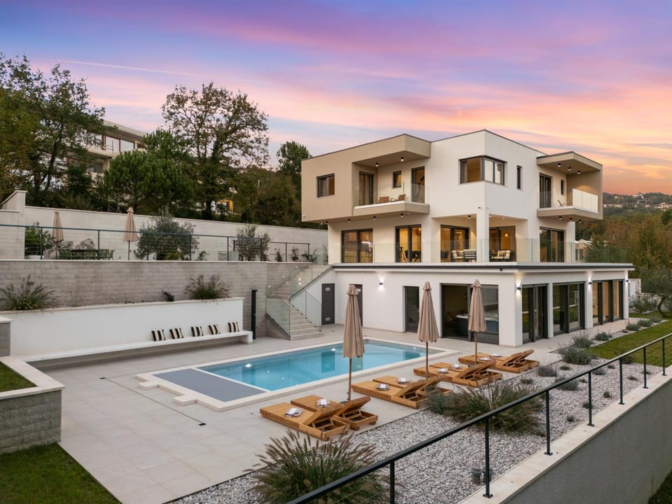Property building, Patio, Day, Natural landscape, Pool view, Swimming pool, sunbed