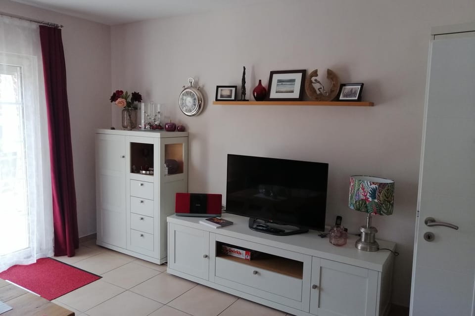 Communal lounge/ TV room, TV and multimedia