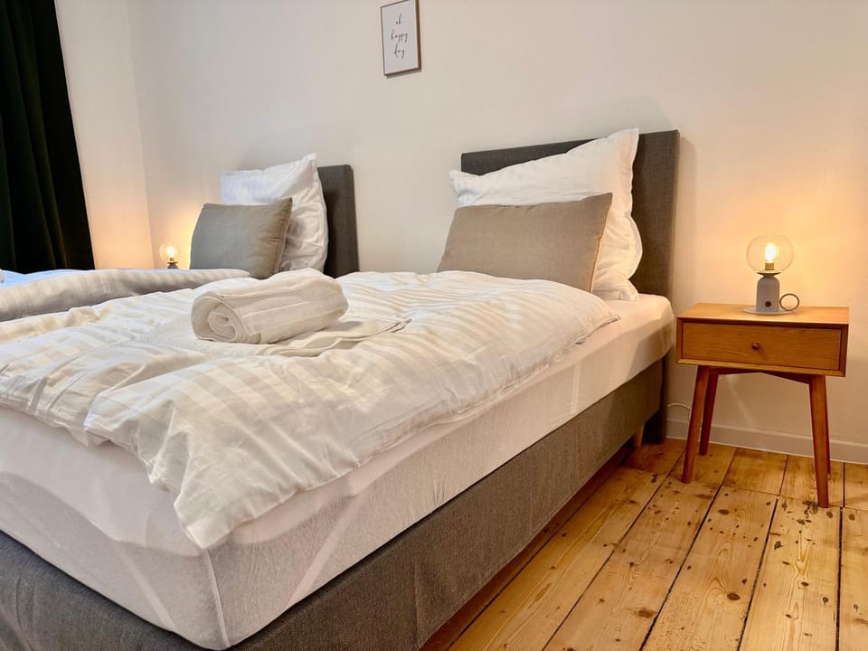 Bed, Photo of the whole room, Bedroom, towels