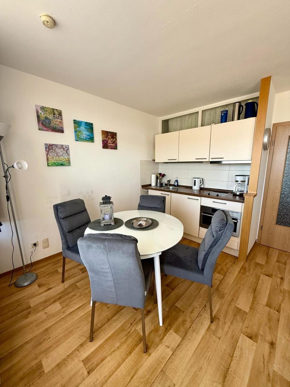 Kitchen or kitchenette, Seating area, Dining area, stove, kitchen