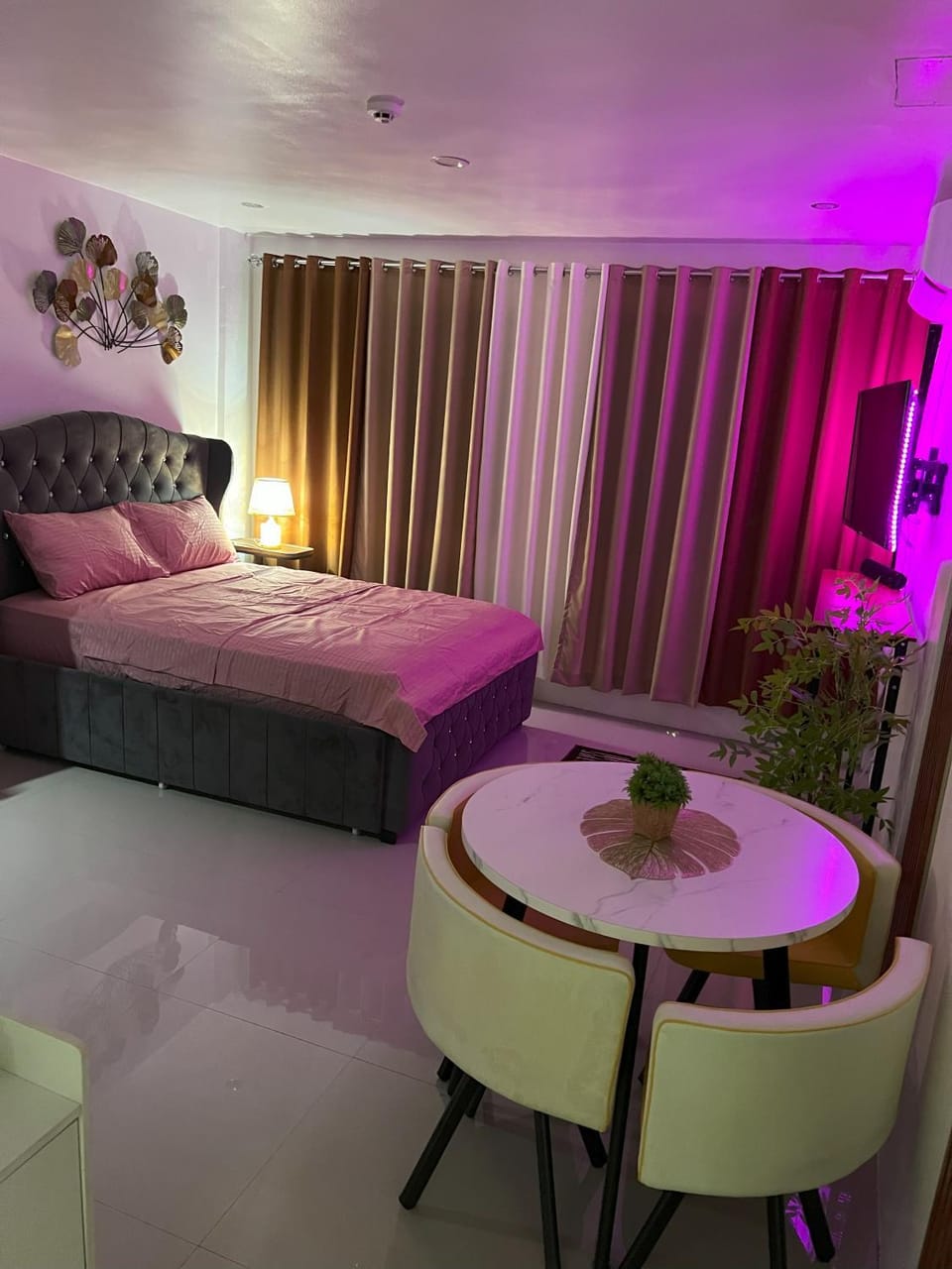 Bed, Seating area, Bedroom