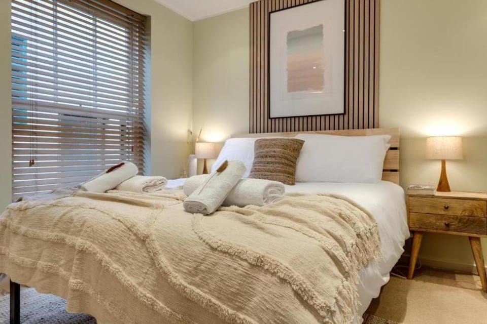 Bed, View (from property/room), View (from property/room), Photo of the whole room, Decorative detail, Bedroom, towels, towels
