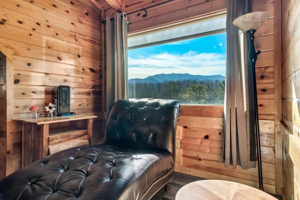 8 Beds, Hot Tub, Fireplaces, Pool Tbl Arcade VIEWS! House in Gatlinburg