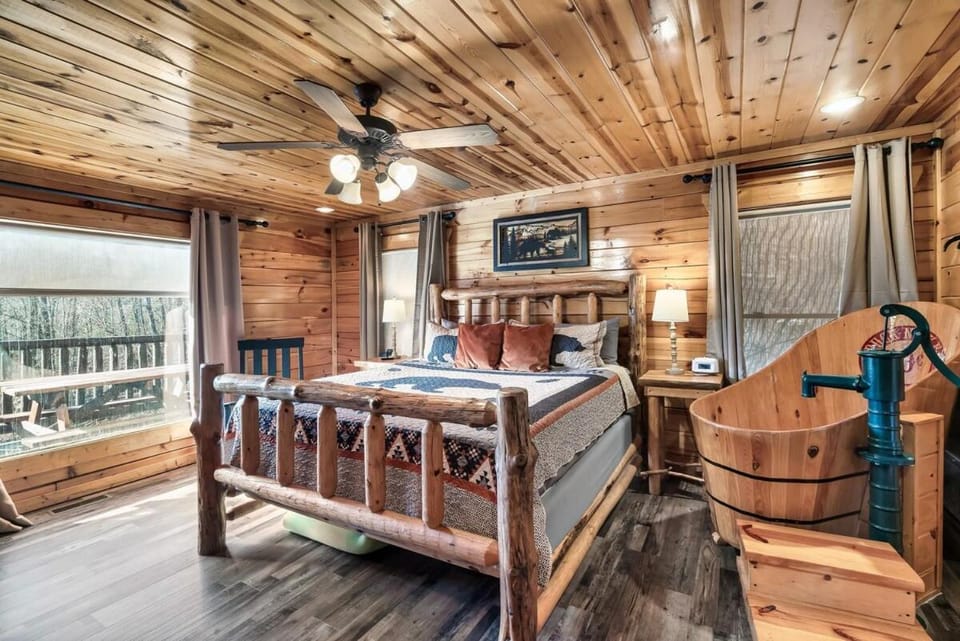 8 Beds, Hot Tub, Fireplaces, Pool Tbl Arcade VIEWS! House in Gatlinburg