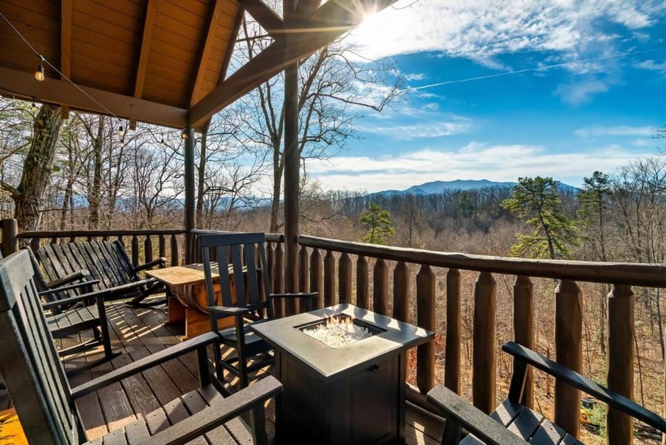 8 Beds, Hot Tub, Fireplaces, Pool Tbl Arcade VIEWS! House in Gatlinburg