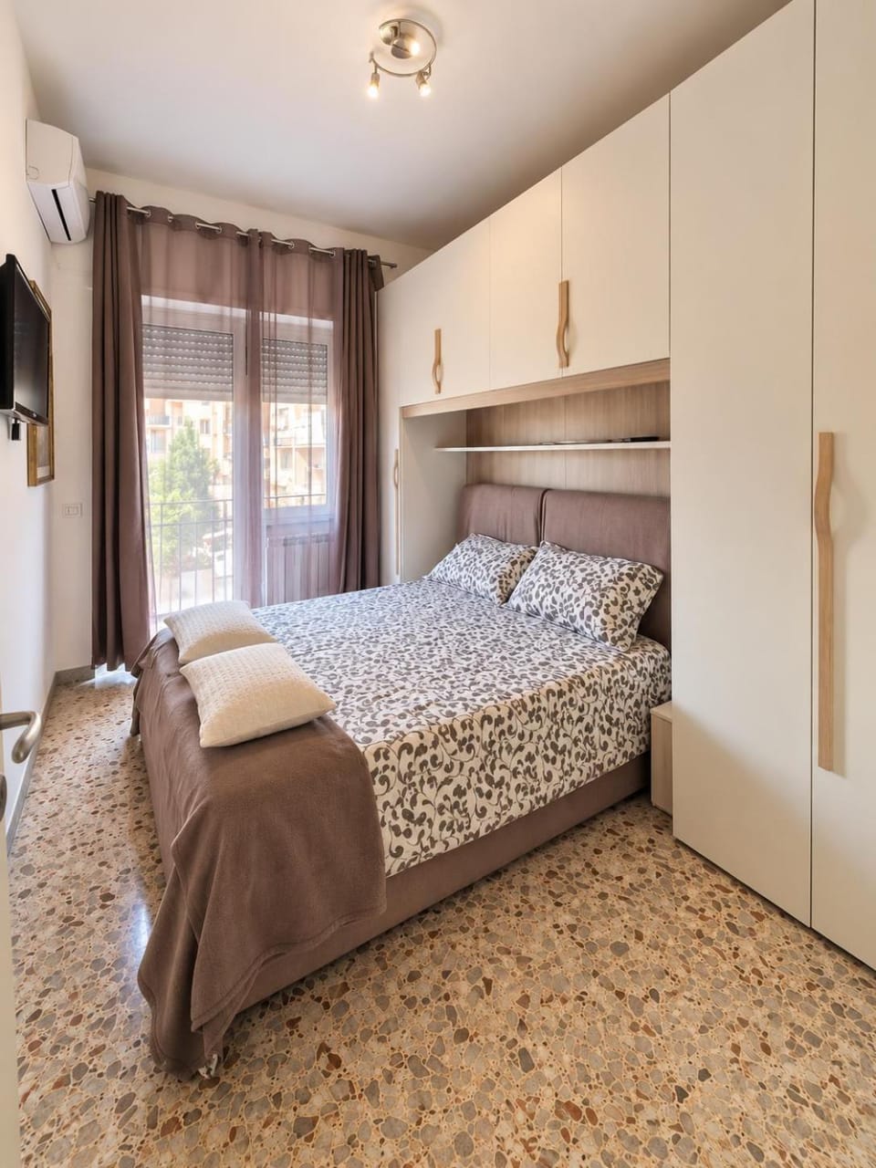 Bed, TV and multimedia, Photo of the whole room, Bedroom, wardrobe, air conditioner