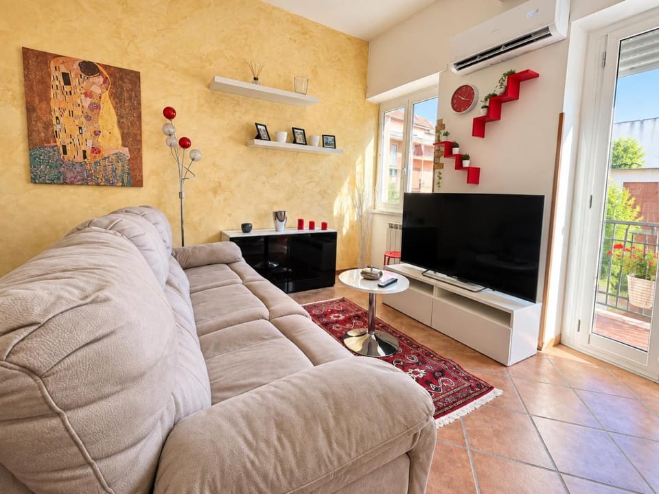 Communal lounge/ TV room, TV and multimedia, Living room, Seating area, Evening entertainment, air conditioner