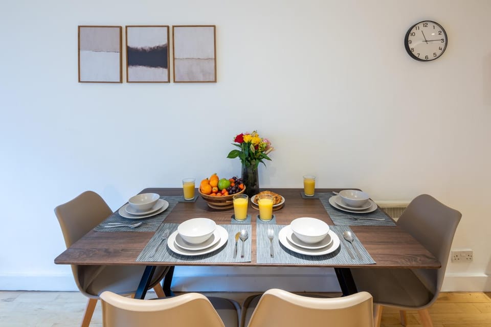 Living room, Food and drinks, Seating area, Dining area, Food, Drinks