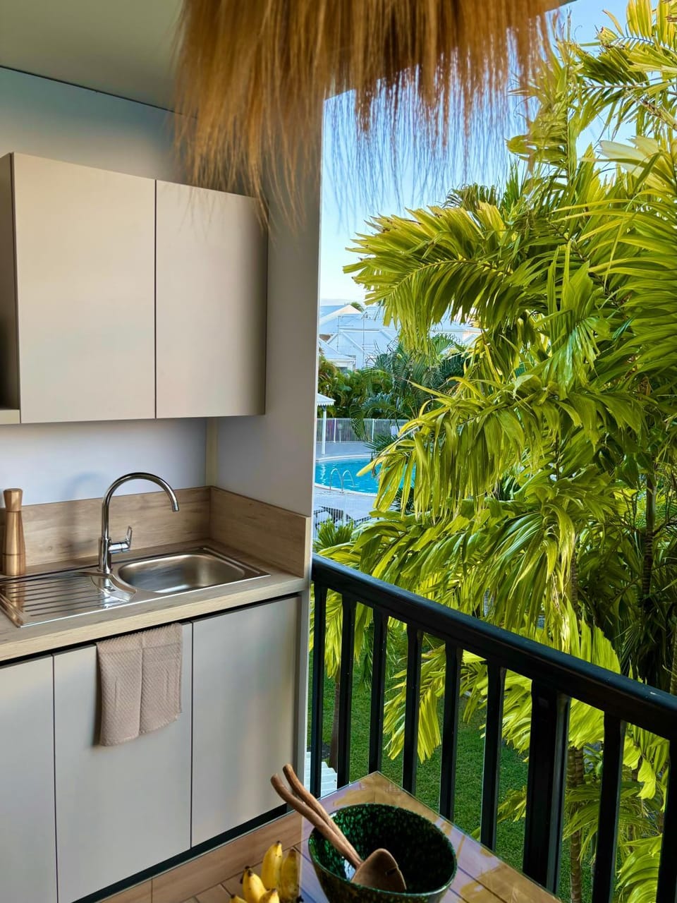 Kitchen or kitchenette, Garden view, Pool view, stove, kitchen