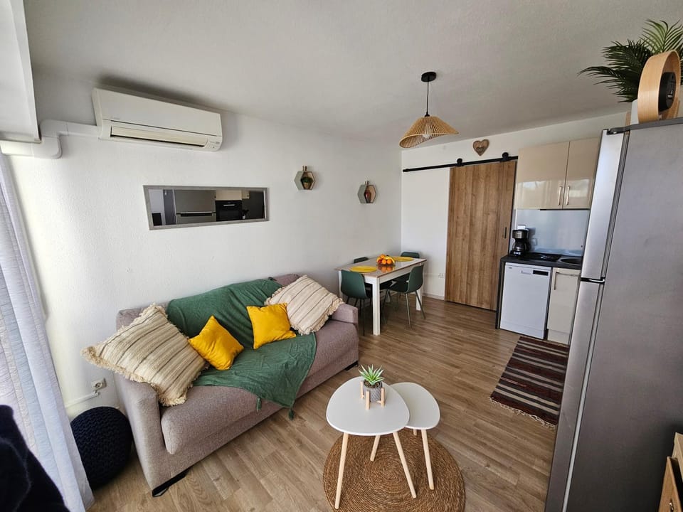 TV and multimedia, Kitchen or kitchenette, Living room, Seating area, Dining area, oven, stove