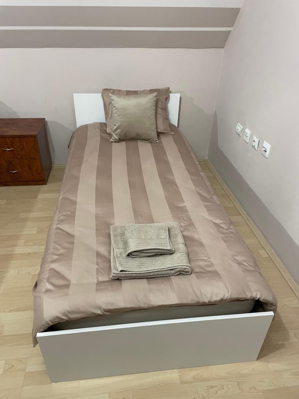 Bed, Bedroom, towels