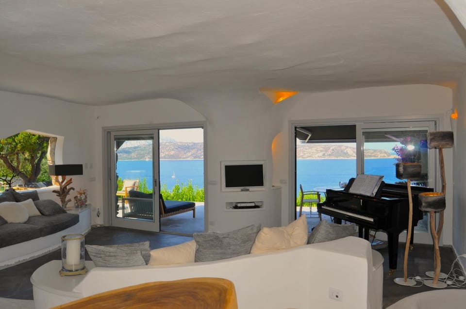 Natural landscape, TV and multimedia, Living room, Seating area, Sea view