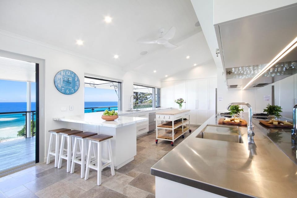 Ocean Panorama With Private Pool! House in Noosa Heads