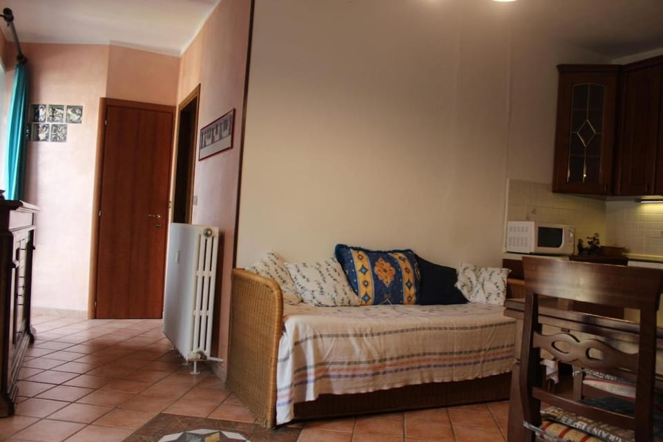 Bed, Living room, Seating area, Dining area, oven, pet friendly
