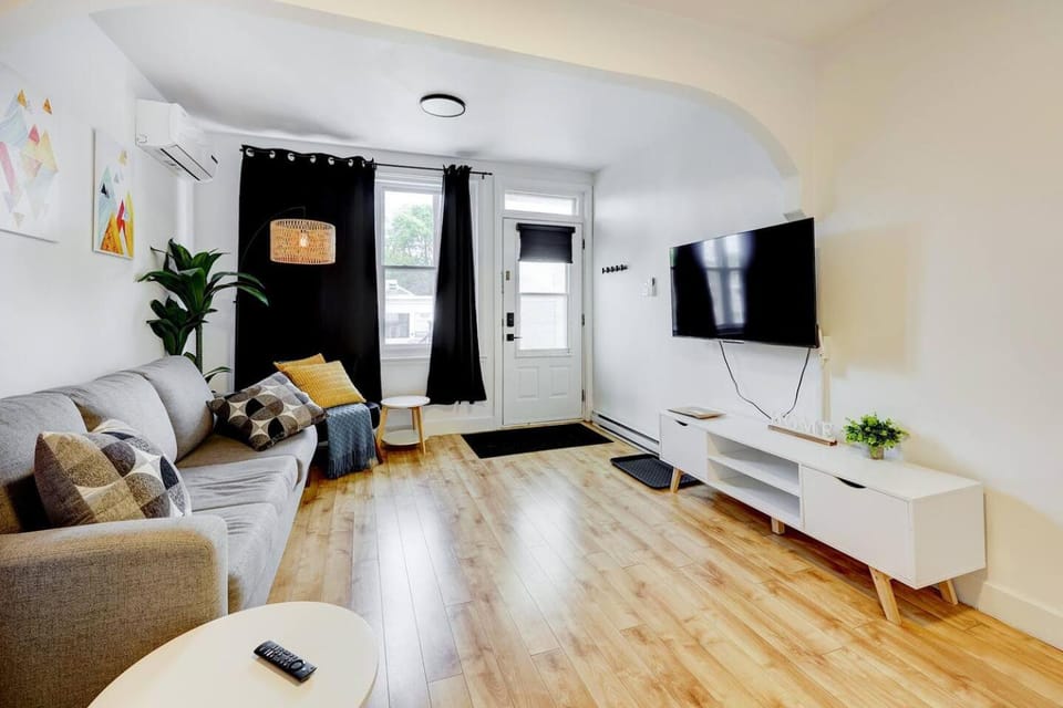 Vieux Limoilou 1BR Near Old Quebec & Maizerets Apartment in Quebec City