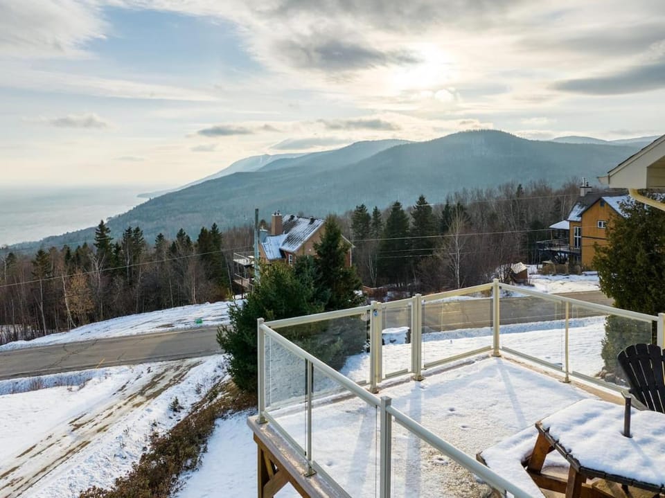 Panoramic View 2BR FP BBQ Terrace - Upper Apartment in Baie-Saint-Paul