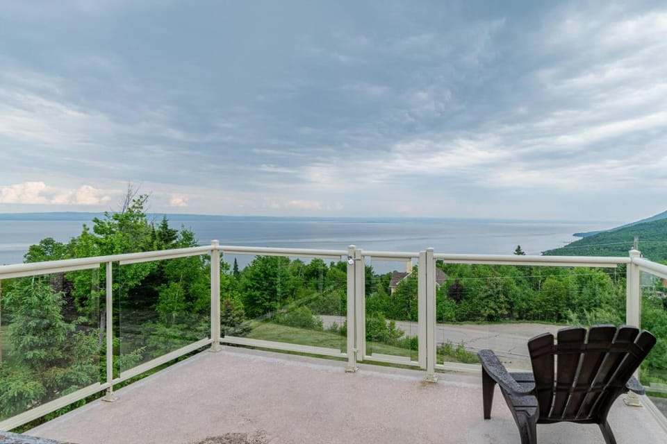 Panoramic View 2BR FP BBQ Terrace - Upper Apartment in Baie-Saint-Paul