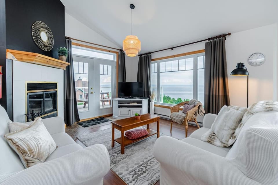 Panoramic View 2BR FP BBQ Terrace - Upper Apartment in Baie-Saint-Paul