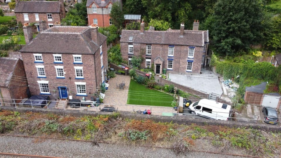 Property building, Nearby landmark, Communal lounge/ TV room, Garden, Garden view, Garden view, Location, Inner courtyard view, Parking, fireplace, wardrobe