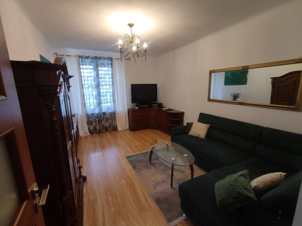 TV and multimedia, Living room, Seating area, Evening entertainment