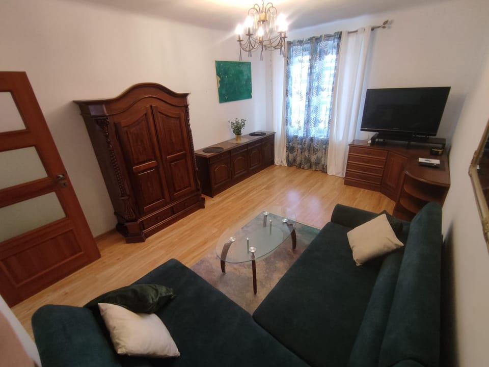TV and multimedia, Living room, Seating area, Evening entertainment