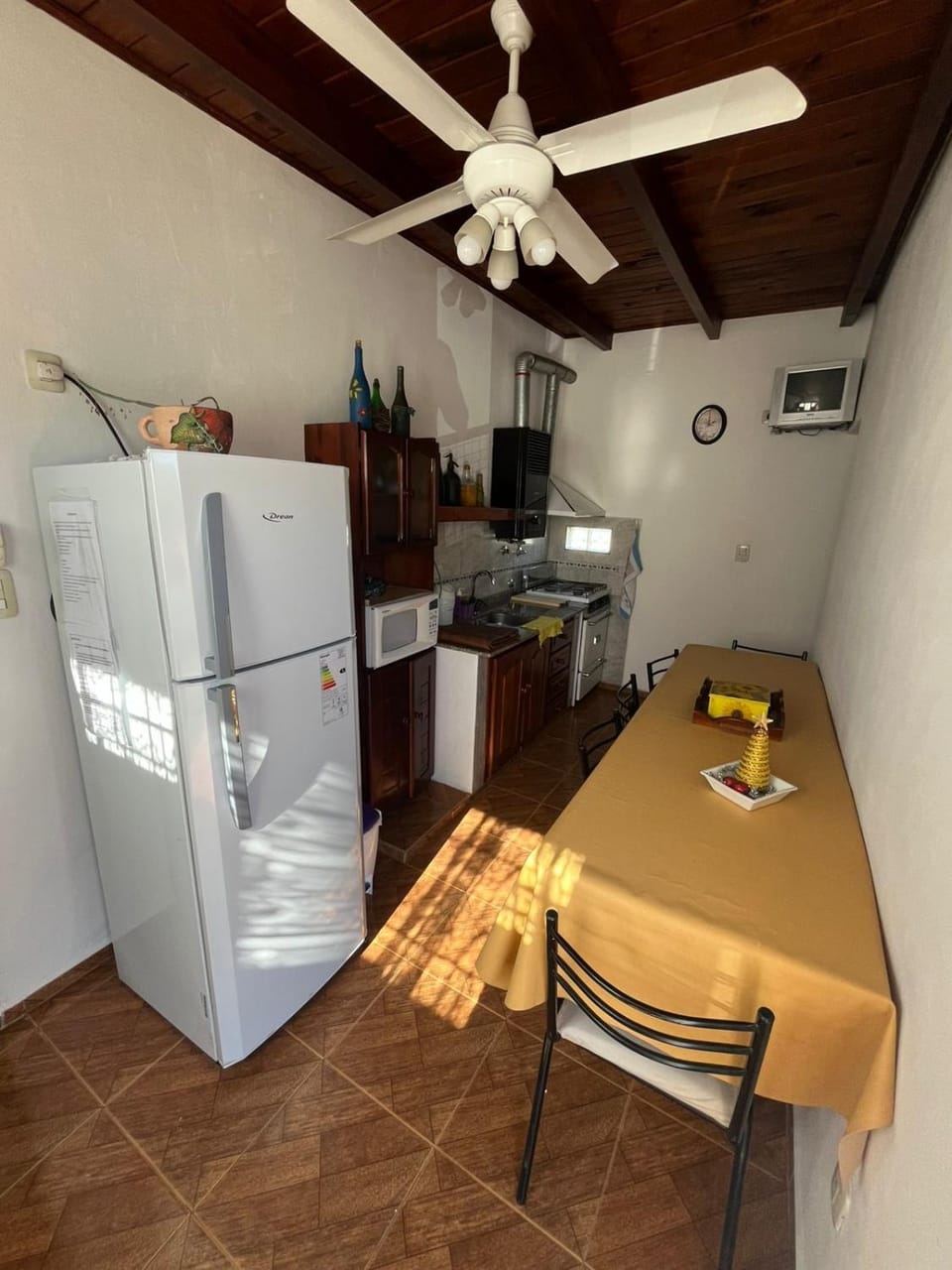 Kitchen or kitchenette, Dining area, oven