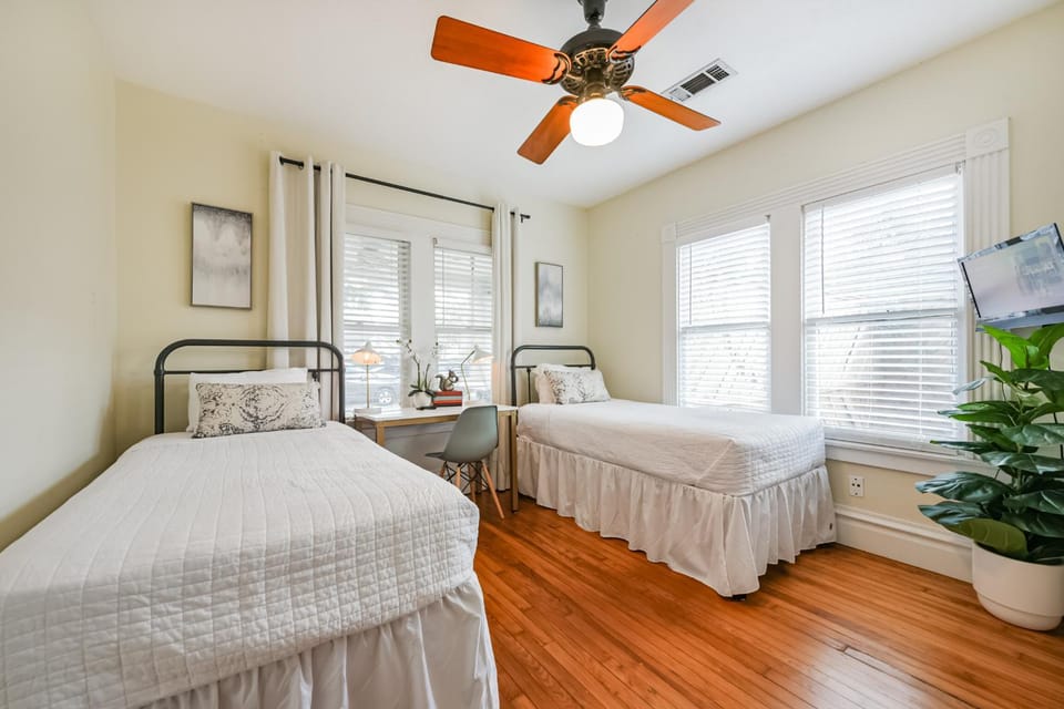 Heights Bungalow Fenced Yard Sleeps 4 House in Houston