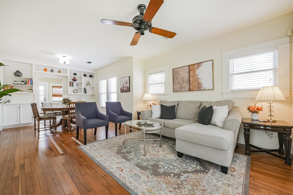 Heights Bungalow Fenced Yard Sleeps 4 House in Houston