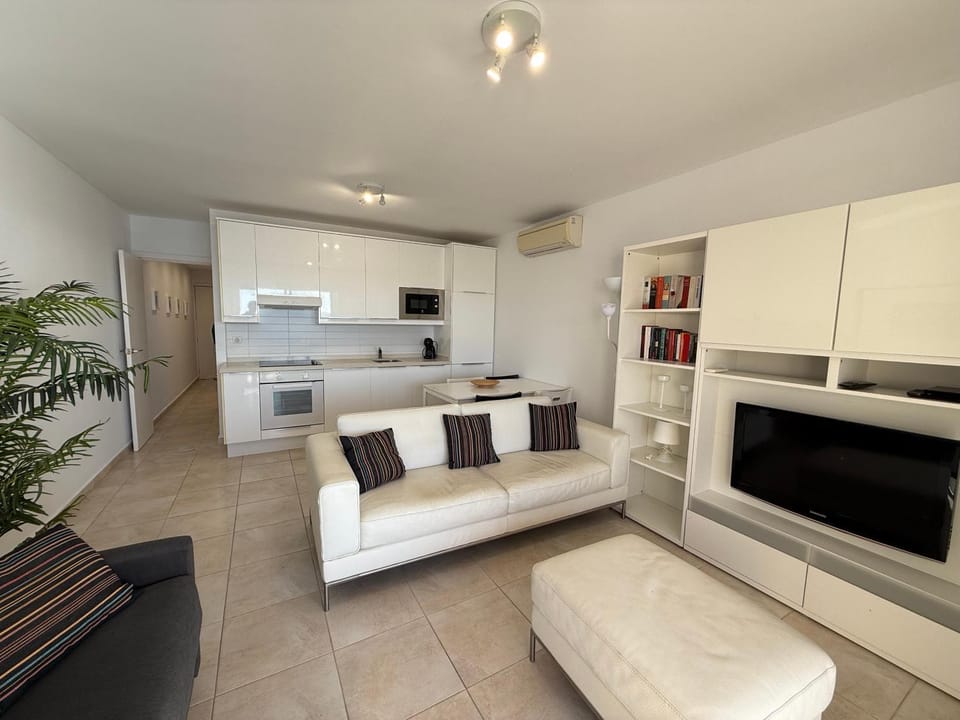 Kitchen or kitchenette, Living room, Meals, stove