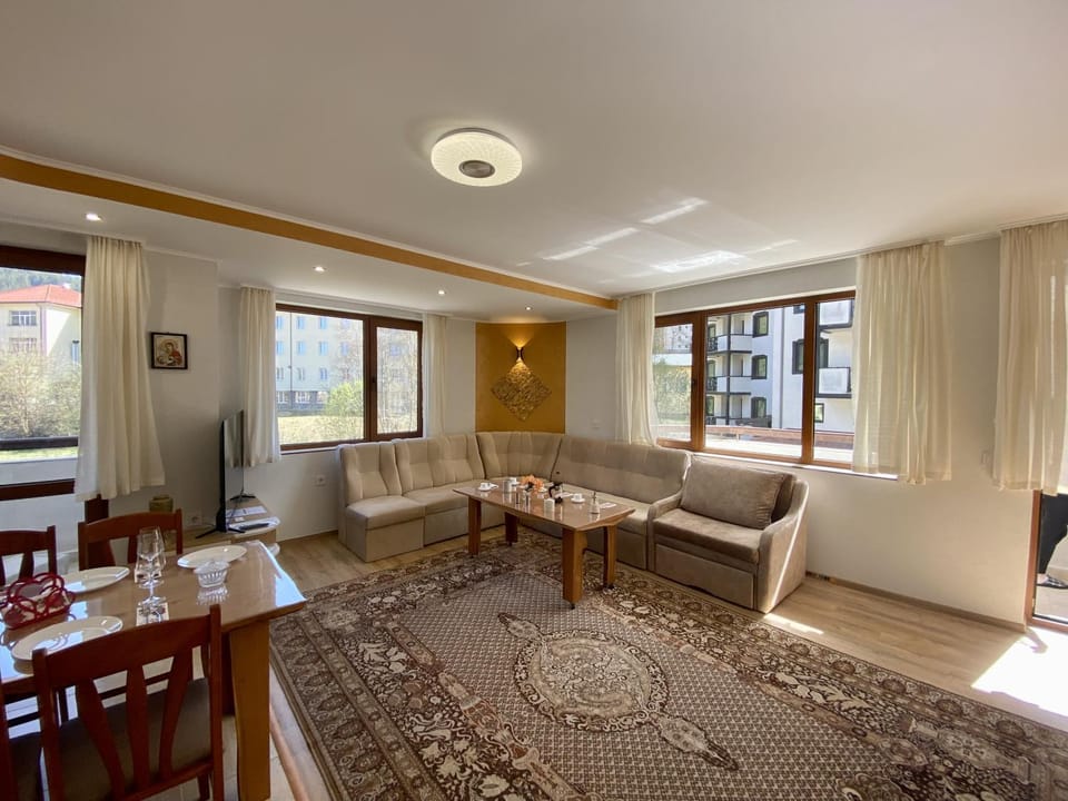 TV and multimedia, Living room, Seating area, Dining area