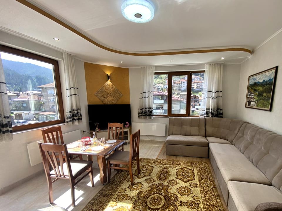 TV and multimedia, Living room, Seating area, Dining area