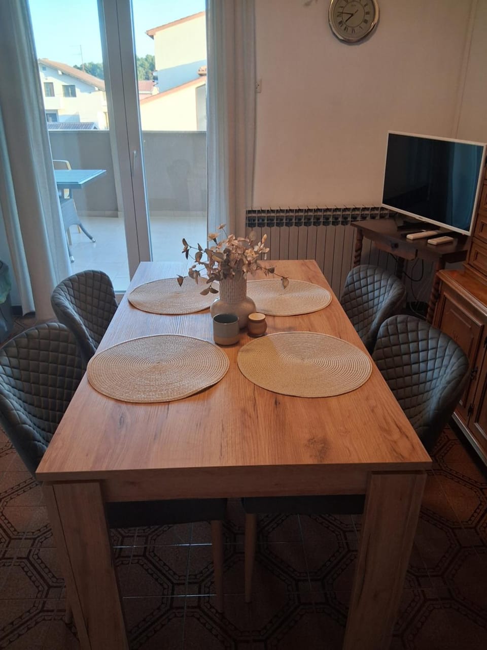 TV and multimedia, Seating area, Dining area