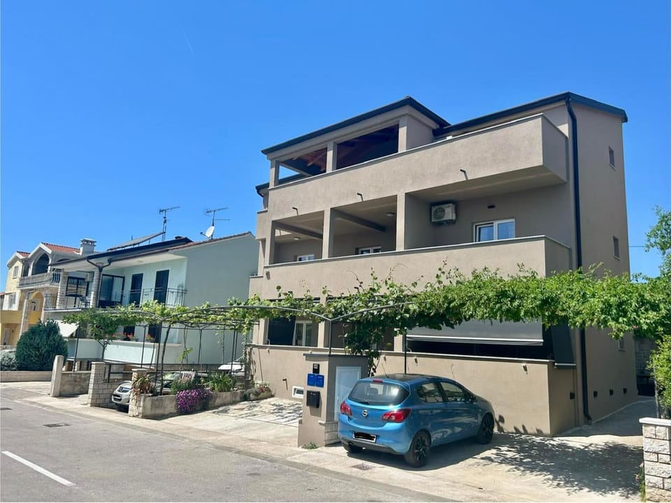Property building, Neighbourhood, Street view, Location, Parking