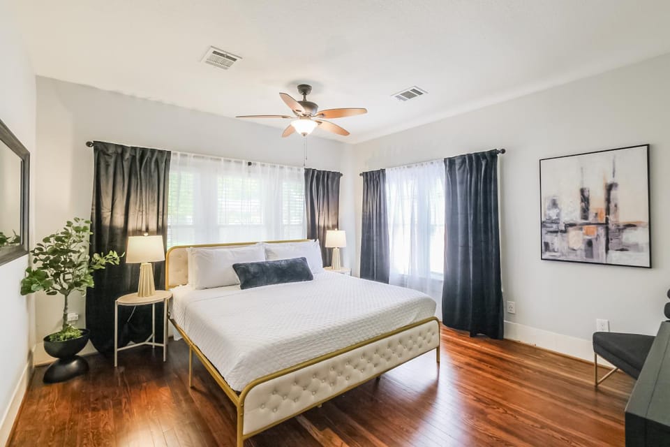 Lindale Charming Home Sleeps 4 Yard WiFi House in Houston