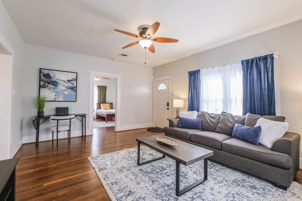 Lindale Charming Home Sleeps 4 Yard WiFi House in Houston