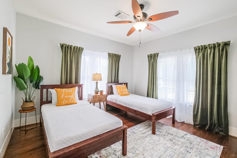 Lindale Charming Home Sleeps 4 Yard WiFi House in Houston